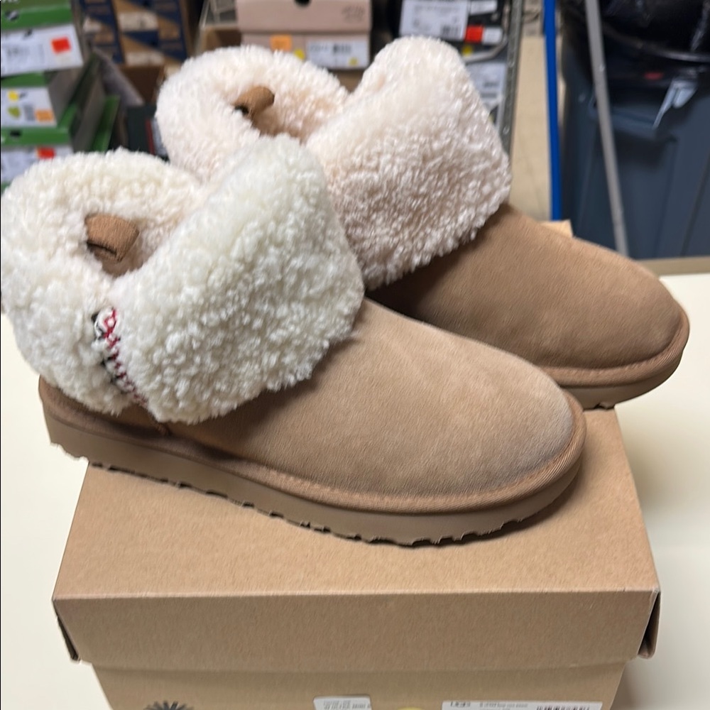 Brand new but one side faded. Ugg Ultra Mini Braid - Picture 13 of 15